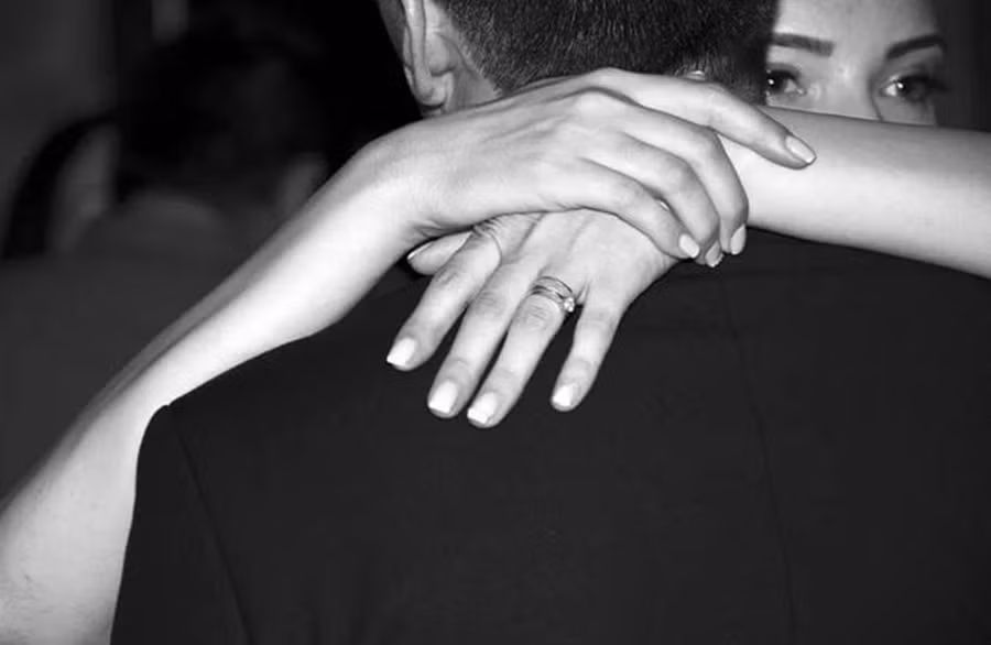 Họ không biết từ khi nào đối phương đã thay đổi, hay họ trở nên khác biệt với chính mình? (Ảnh: ITN).