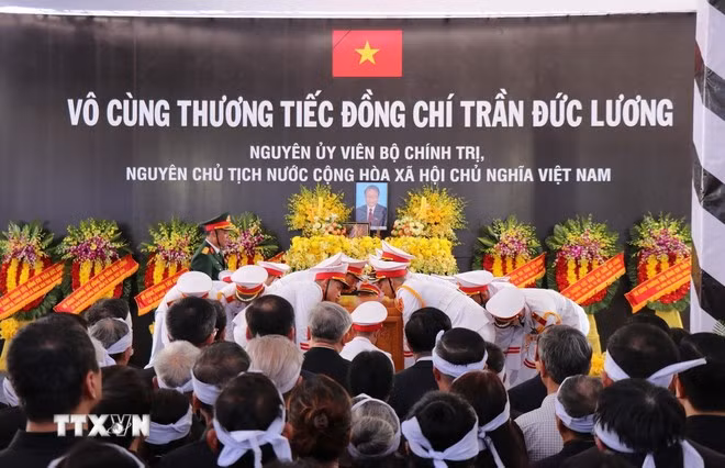 Nghi lễ hạ huyệt. (Ảnh: Phạm Cường/TTXVN).