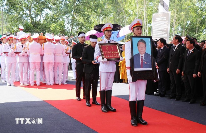Linh cữu Nguyên Chủ tịch nước Trần Đức Lương được đưa vào đến nơi an táng nghĩa trang xã Phổ Khánh. (Ảnh: Phạm Cường/TTXVN). Linh cữu Nguyên Chủ tịch nước Trần Đức Lương được đưa vào đến nơi an táng nghĩa trang xã Phổ Khánh. (Ảnh: Phạm Cường/TTXVN).