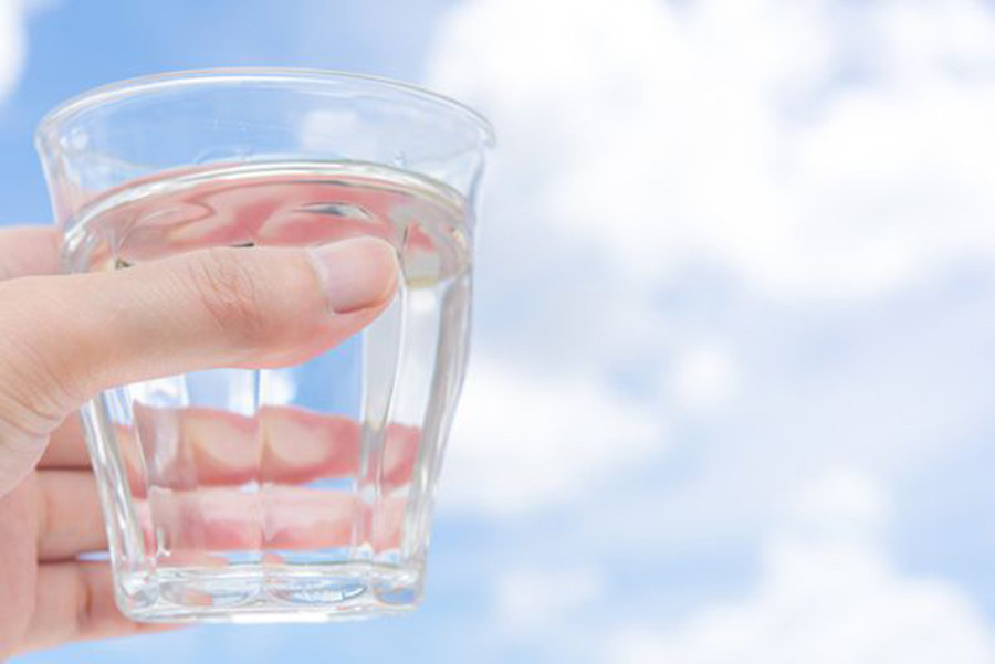 Chuyên gia khuyến cáo người lớn nên uống khoảng 1,5 lít đến 2 lít nước mỗi ngày. (Ảnh: ITN) 2-chuyen-gia-khuyen-cao.jpg
