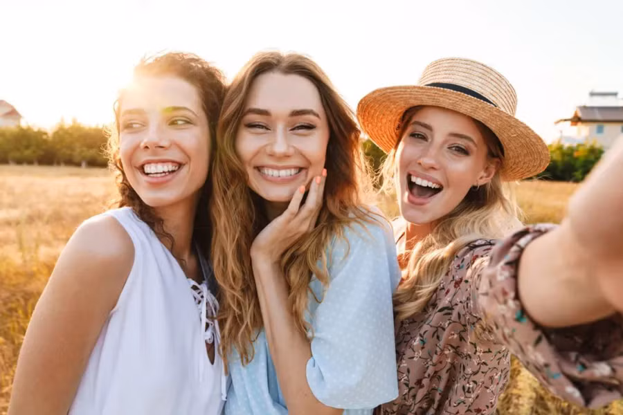 Bạn phải biến mình thành người tràn đầy năng lượng tích cực và tập hợp những người có năng lượng tích cực xung quanh mình. (Ảnh: ITN)