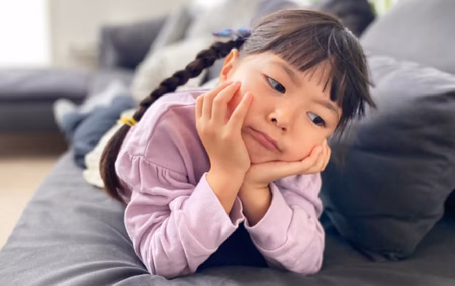 Một số bà mẹ luôn phàn nàn về ngoại hình của mình, và các bé gái dễ bị ảnh hưởng thói quen tiêu cực này. (Ảnh: ITN).