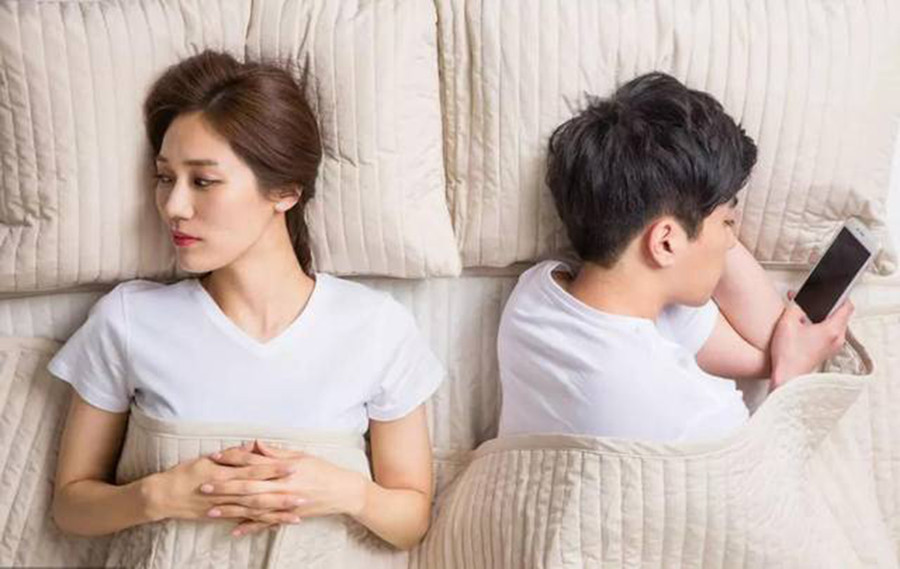 Vợ chồng không nên nghi ngờ lẫn nhau và không nên nói những lời vô căn cứ. (Ảnh: ITN). 2-vo-chong-khong-nen.jpg