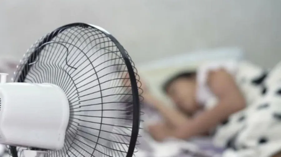 Mặc dù quạt điện mang lại làn gió mát giúp phòng ngủ của chúng ta dễ chịu hơn nhưng chúng cũng có khả năng gây ra chuột rút cơ, khô cổ họng, các vấn đề về hô hấp,... (Ảnh: ITN)