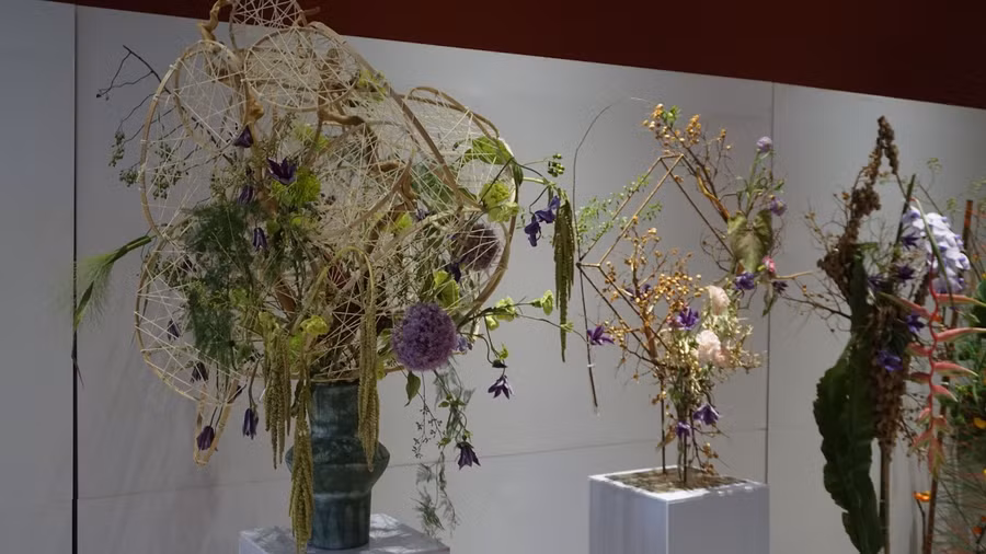 Các tác phẩm hoa tươi do các giáo viên tại FLONA Academy thực hiện được trưng bày trang trọng tại buổi triển lãm.