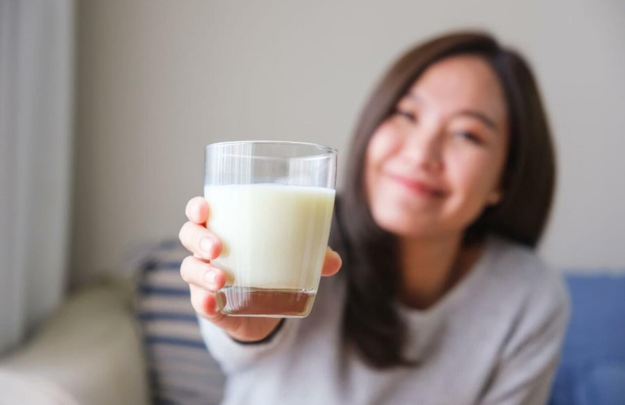 Muốn sữa trở thành người bạn đồng hành tốt cho sức khỏe, không chỉ cần chọn loại sữa phù hợp, mà còn phải chú ý đến thời điểm uống và lượng tiêu thụ. (Ảnh: ITN) 2-muon-sua-tro-thanh-nguoi-ban.jpg