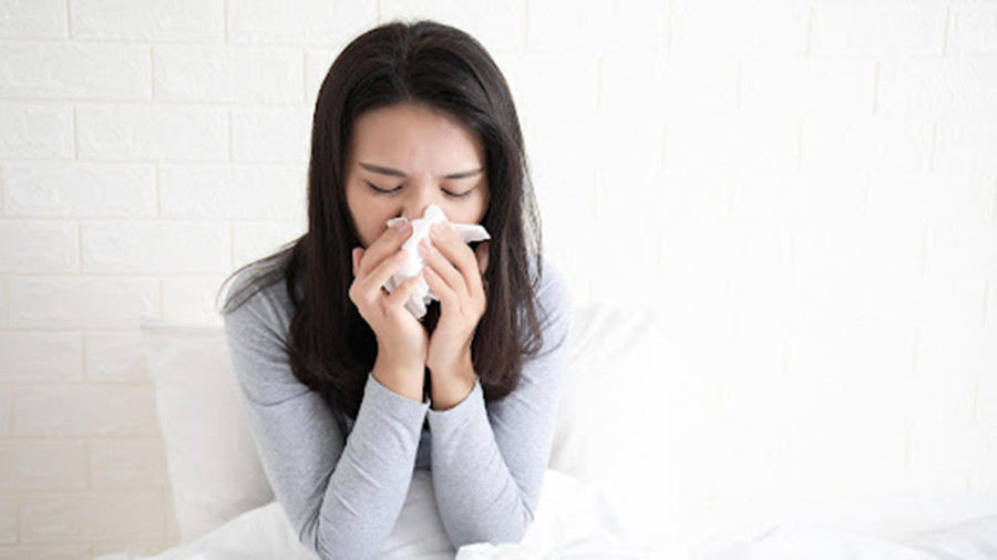 Cúm có một số biểu hiện khá giống cảm lạnh nên nhiều người nghĩ rằng đó là bệnh thông thường và coi nhẹ nó. (Ảnh: ITN)