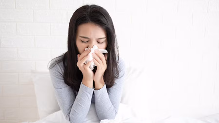 Cúm có một số biểu hiện khá giống cảm lạnh nên nhiều người nghĩ rằng đó là bệnh thông thường và coi nhẹ nó. (Ảnh: ITN)