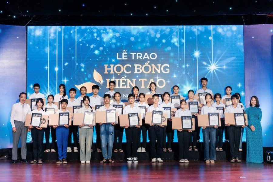30 học sinh lớp 9, 10 có hoàn cảnh khó khăn và học giỏi đã xuất sắc nhận Học bổng kiến tạo 2025 của Vinschool. Ảnh: Vinschool