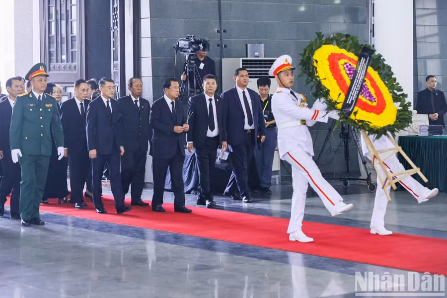 Đoàn Vương quốc Campuchia do Chủ tịch Đảng Nhân dân Campuchia, Chủ tịch Thượng viện Campuchia Hun Sen làm Trưởng đoàn, viếng Tổng Bí thư Nguyễn Phú Trọng.