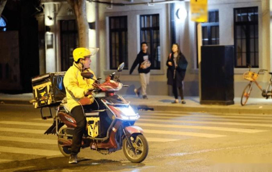 Khi đã quen với công việc mới, anh nghĩ chỉ cần cố gắng thêm một chút, một tháng kiếm 7-8 triệu chắc chắn không thành vấn đề. (Ảnh: ITN)