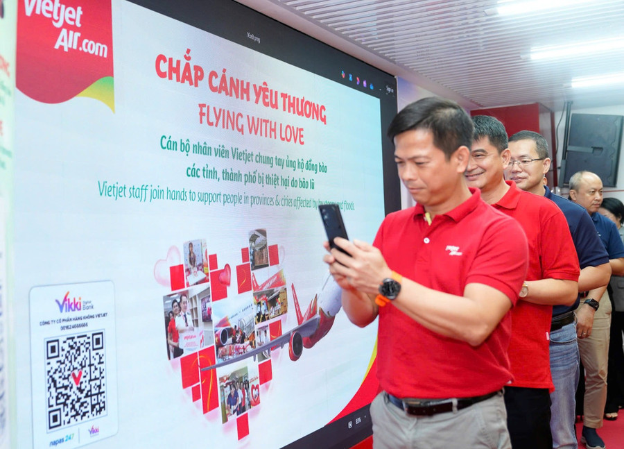 Từng tấm lòng sẻ chia được gửi gắm qua mã QR, qua những lời kêu gọi giản dị nhưng chân thành - tất cả cùng hướng về miền Trung ruột thịt.