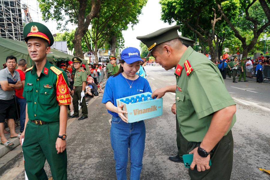 Những ngày vô cùng bận rộn nhưng cả chiến sĩ an ninh tham gia nhiệm vụ và nhân viên tiếp sức của Vinamilk đều được tái tạo năng lượng rất nhanh nhờ những sản phẩm dinh dưỡng của Vinamilk.