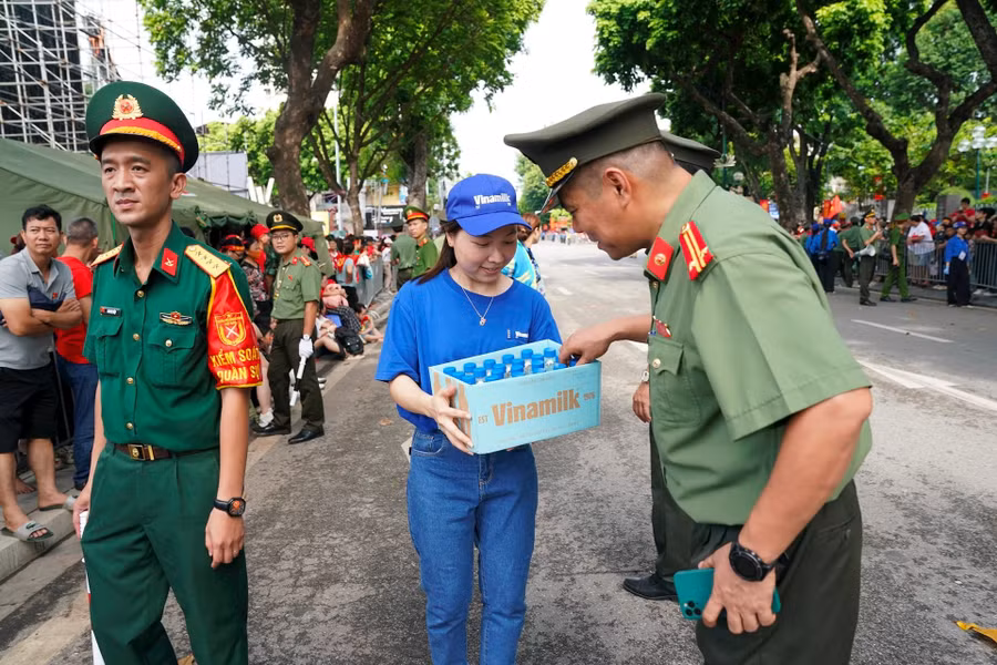Những ngày vô cùng bận rộn nhưng cả chiến sĩ an ninh tham gia nhiệm vụ và nhân viên tiếp sức của Vinamilk đều được tái tạo năng lượng rất nhanh nhờ những sản phẩm dinh dưỡng của Vinamilk.