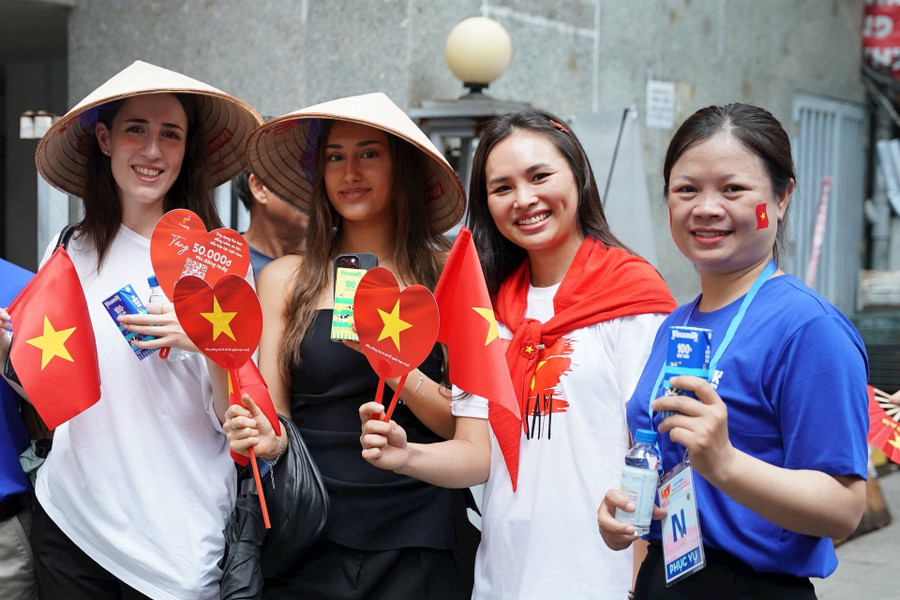 Không chỉ với người dân trong nước, không khí lễ hội đã lan tỏa đến với những người khách nước ngoài đang có mặt tại Hà Nội. Các cô gái nước ngoài hào hứng thưởng thức các sản phẩm sữa của Vinamilk tại 1 điểm tiếp sức dinh dưỡng.