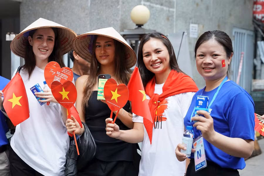 Không chỉ với người dân trong nước, không khí lễ hội đã lan tỏa đến với những người khách nước ngoài đang có mặt tại Hà Nội. Các cô gái nước ngoài hào hứng thưởng thức các sản phẩm sữa của Vinamilk tại 1 điểm tiếp sức dinh dưỡng.