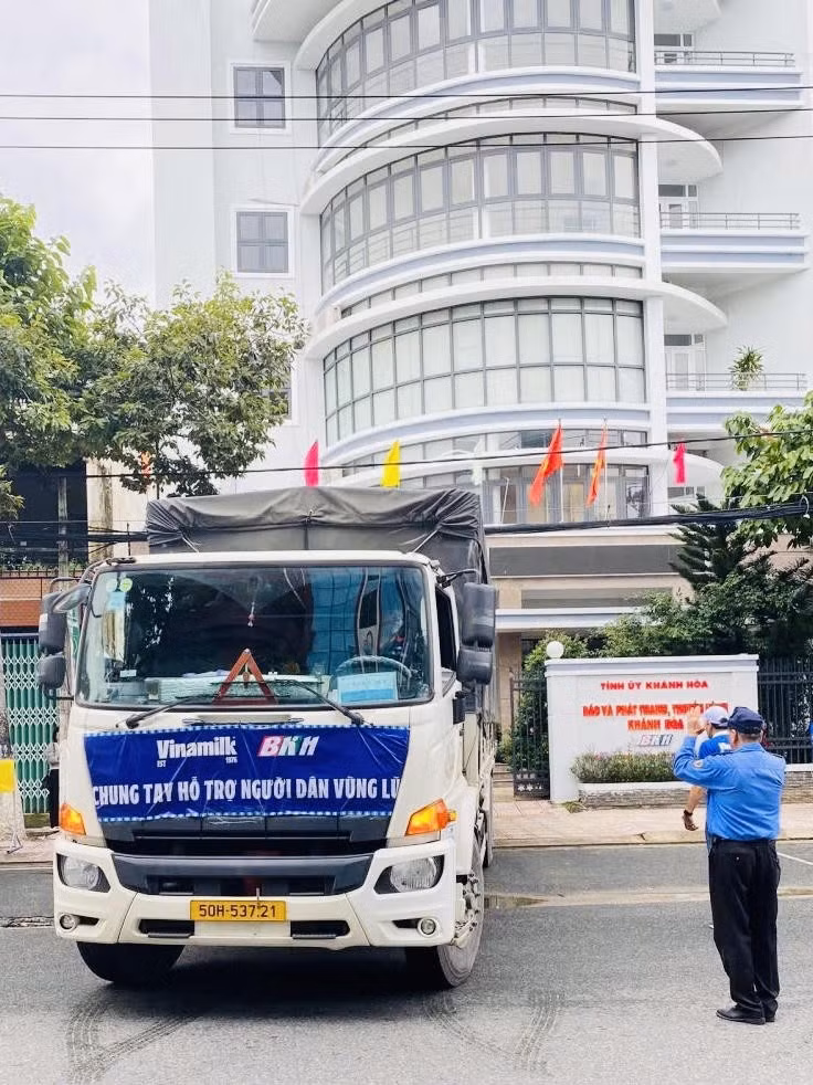 Những chuyến xe dinh dưỡng của Vinamik đã có mặt ở Mặt trận Tổ quốc và cơ quan báo – đài địa phương, kịp thời tiếp ứng dinh dưỡng cho bà con vùng lũ - Ảnh: Vi Nam