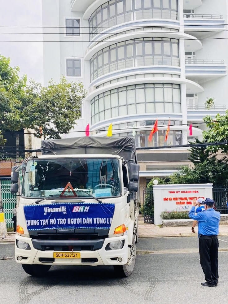 Những chuyến xe dinh dưỡng của Vinamik đã có mặt ở Mặt trận Tổ quốc và cơ quan báo – đài địa phương, kịp thời tiếp ứng dinh dưỡng cho bà con vùng lũ - Ảnh: Vi Nam