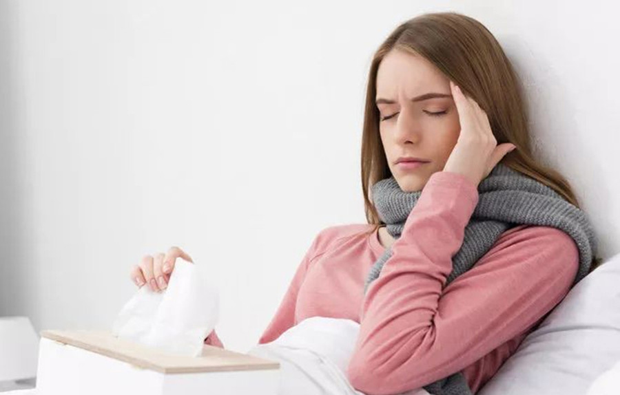 Thường xuyên đi ngủ với mái tóc ẩm sẽ ảnh hưởng xấu đến chất lượng tóc. (Ảnh: ITN)