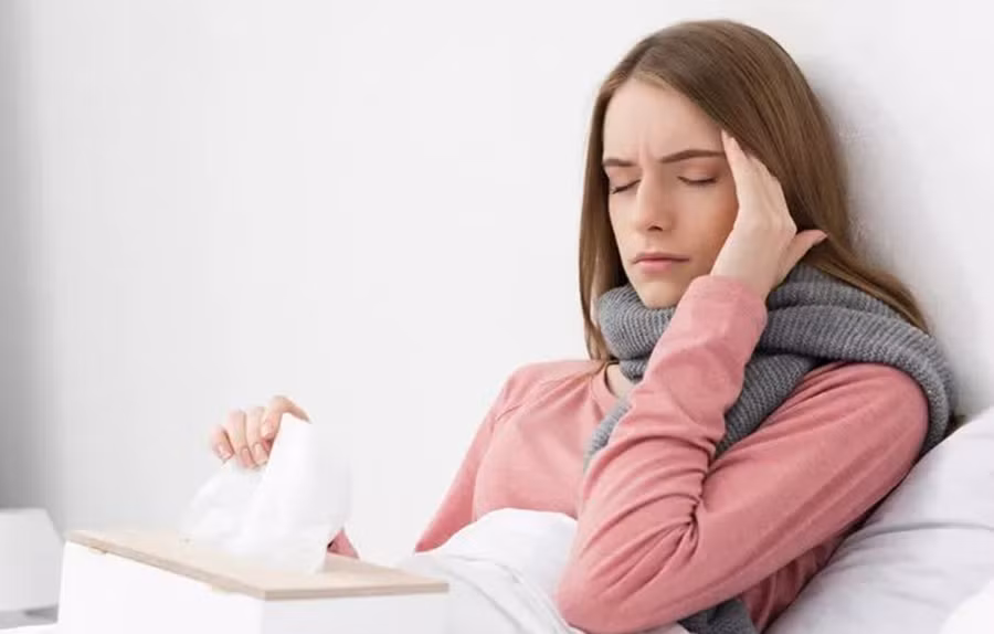 Thường xuyên đi ngủ với mái tóc ẩm sẽ ảnh hưởng xấu đến chất lượng tóc. (Ảnh: ITN)