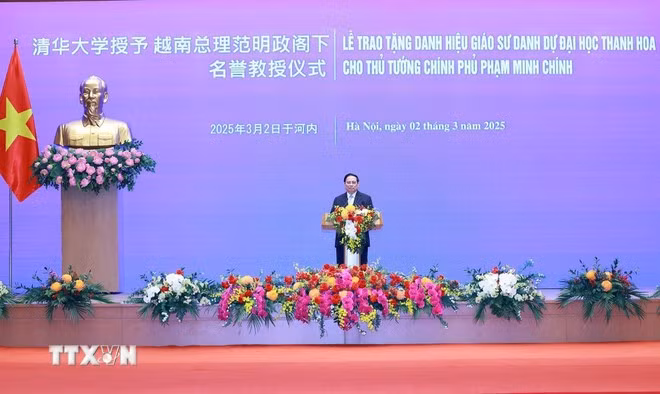 Thủ tướng Phạm Minh Chính phát biểu tại Lễ trao tặng danh hiệu "Giáo sư danh dự Đại học Thanh Hoa" dành cho Thủ tướng. (Ảnh: Dương Giang/TTXVN).
