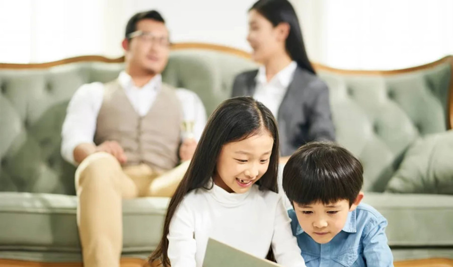 Không hiểu rõ tình hình kinh tế gia đình, trẻ có thể gánh chịu những áp lực tâm lý không cần thiết. (Ảnh: ITN).