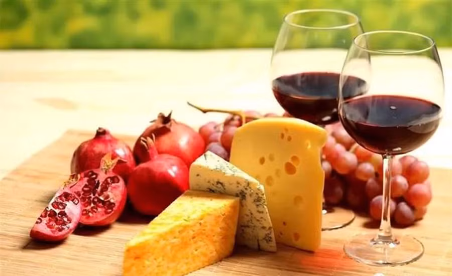 Một số loại thực phẩm không thể trộn với rượu với số lượng lớn, bao gồm rau, trái cây, thịt và đường. (Ảnh: ITN)