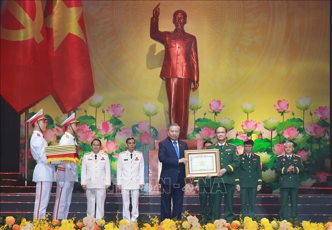 Tổng Bí thư Tô Lâm trao Danh hiệu Anh hùng Lực lượng vũ trang nhân dân cho các tập thể. Ảnh: Trọng Đức/TTXVN