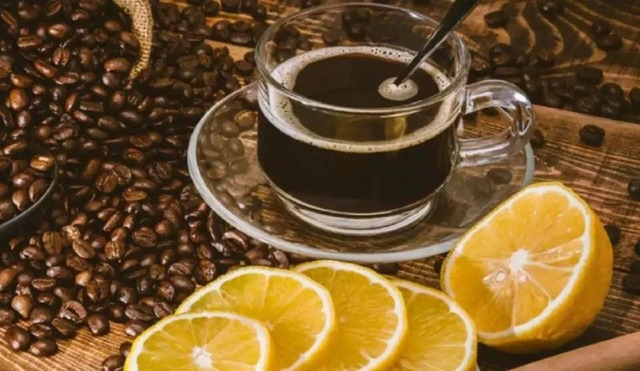 Mặc dù cà phê và chanh mỗi loại đều mang lại lợi ích sức khỏe riêng, việc pha trộn chúng không tự động tạo ra một công thức giảm cân mạnh mẽ. (Ảnh: ITN).