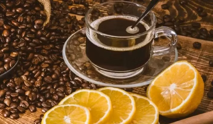 Mặc dù cà phê và chanh mỗi loại đều mang lại lợi ích sức khỏe riêng, việc pha trộn chúng không tự động tạo ra một công thức giảm cân mạnh mẽ. (Ảnh: ITN).