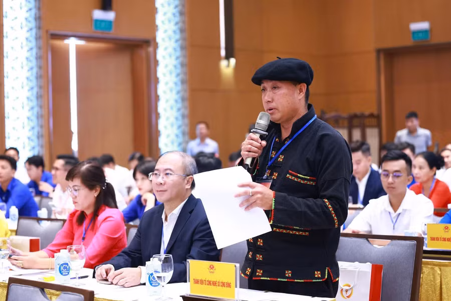 Ông Sình Dỉ Gai, Trưởng thôn Lô Lô Chải (Hà Giang), thành viên tổ công nghệ số cộng đồng, phát biểu. Ảnh: Dương Giang/TTXVN.