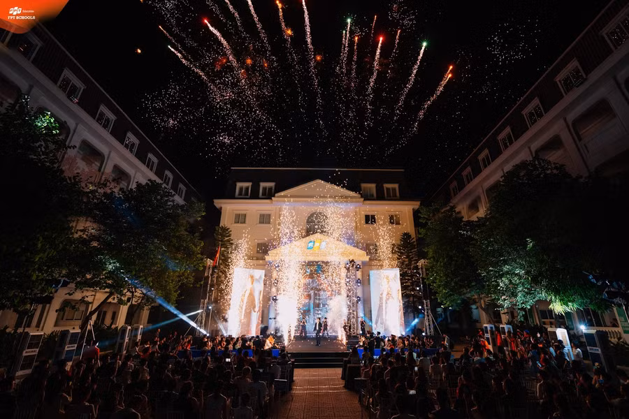 Tối 14/06, FPT School Bắc Từ Liêm tổ chức đêm nhạc B.O.C FEST nhằm chào đón tân học sinh khối 10 năm học 2025-2026, thu hút hơn 1.000 khán giả.