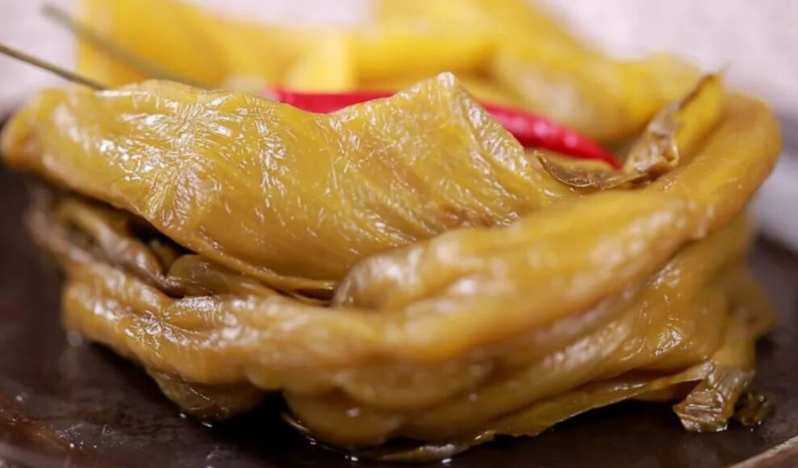 Ăn nhiều thực phẩm mặn trong thời gian dài sẽ làm tăng nguy cơ mắc các bệnh như cao huyết áp, viêm dạ dày, loãng xương. (Ảnh: ITN)