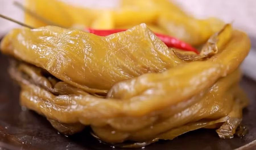 Ăn nhiều thực phẩm mặn trong thời gian dài sẽ làm tăng nguy cơ mắc các bệnh như cao huyết áp, viêm dạ dày, loãng xương. (Ảnh: ITN)