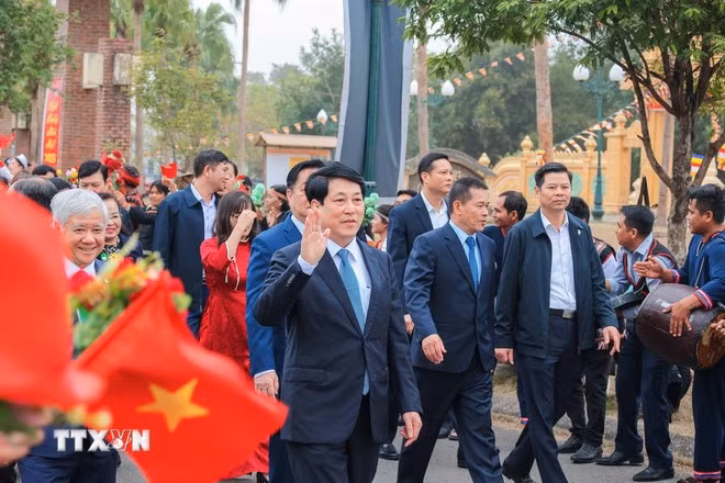 Chủ tịch nước Lương Cường cùng các đại biểu đến tham dự Ngày hội “Sắc Xuân trên mọi miền Tổ quốc." (Ảnh: Hoàng Hiếu/TTXVN)