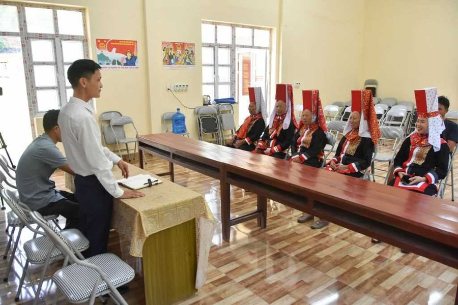 Tuyên truyền chính sách giảm nghèo tới Nhân dân. (Ảnh: Hoàng Quỳnh)
