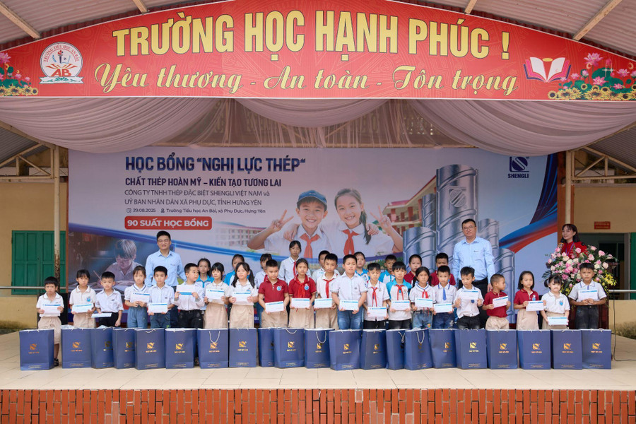 90 suất học bổng cùng nhiều phần quà được trao cho các em học sinh vượt khó học giỏi của 10 điểm trường trên địa bàn tỉnh Hưng Yên