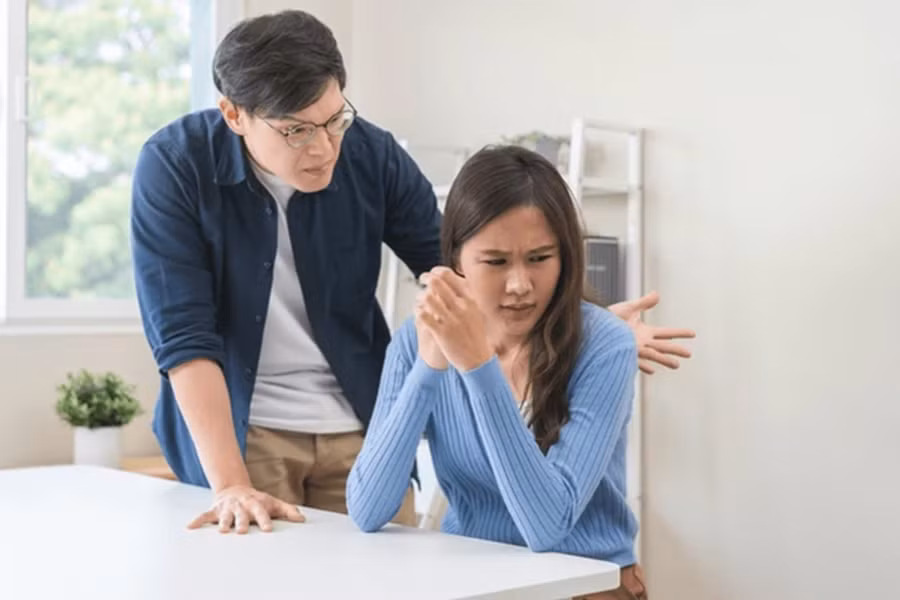 Một trong những lý do khiến mọi người chọn duy trì những mối quan hệ không đáp ứng được nhu cầu của họ là do định kiến tiêu cực của xã hội về tình trạng độc thân. (Ảnh: ITN).