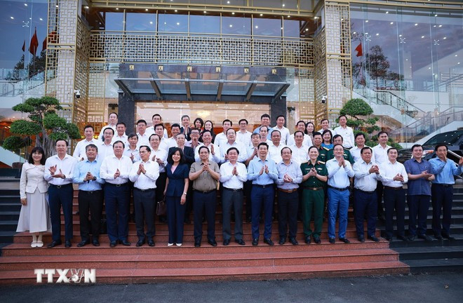 Thủ tướng Phạm Minh Chính với lãnh đạo các bộ, ngành và tỉnh Tây Ninh. (Ảnh: Dương Giang/TTXVN) Thủ tướng Phạm Minh Chính với lãnh đạo các bộ, ngành và tỉnh Tây Ninh. (Ảnh: Dương Giang/TTXVN)