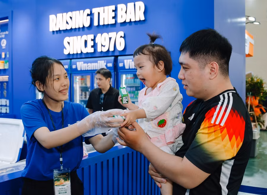 Người tiêu dùng được mời thưởng thức các sản phẩm mới của Vinamilk. Ảnh: Vi Nam