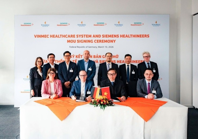 Lãnh đạo Siemens Healthineers và Vinmec tham dự lễ ký kết biên bản ghi nhớ tại Forchheim, Đức. Ảnh: Siemens Healthineers.