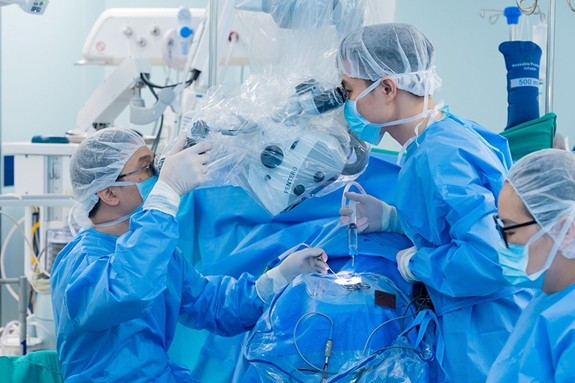 Ca phẫu thuật tách mạch máu chèn ép ra khỏi dây thần kinh số VII dưới kính vi phẫu.