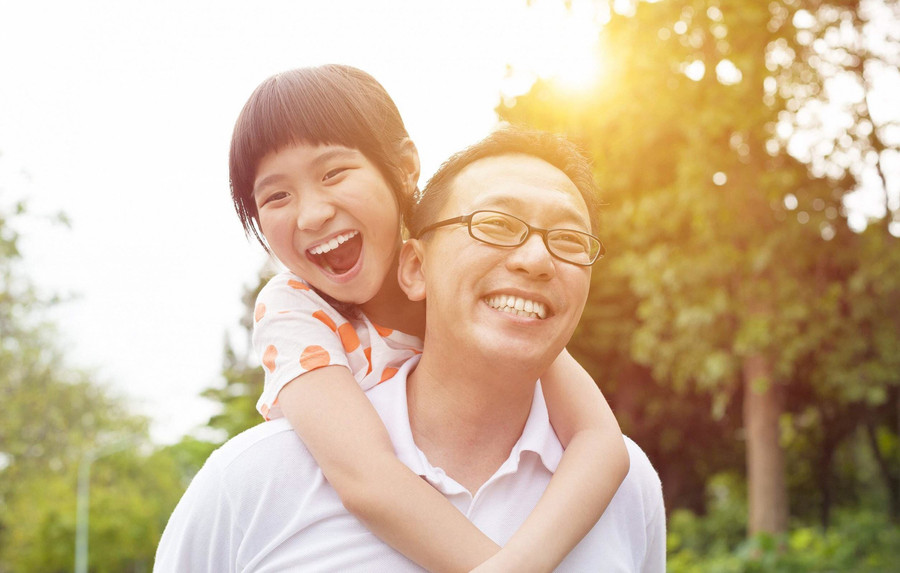 Các bé gái có bản năng gắn bó và phụ thuộc vào cha mình ngay từ khi còn nhỏ. (Ảnh: ITN).