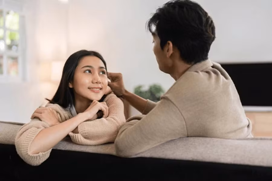 Hai người cảm thấy như đang ở một mình và anh ấy sẵn sàng chia sẻ với bạn mọi chuyện. Đây thực sự là một dấu hiệu tốt. (Ảnh: ITN).