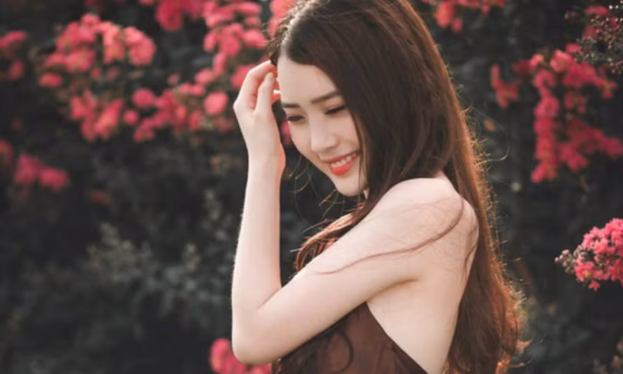 Những cô gái sở hữu nhan sắc vượt trội đôi khi phải trải qua cảm giác cô đơn. (Ảnh: ITN).