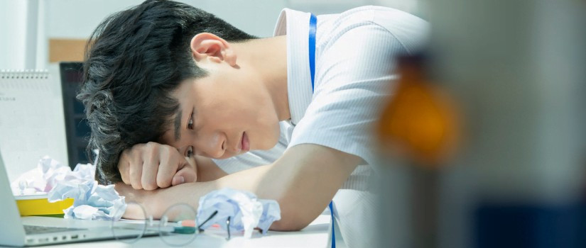 Mệt mỏi kéo dài có thể là nguyên nhân gây ù tai phải