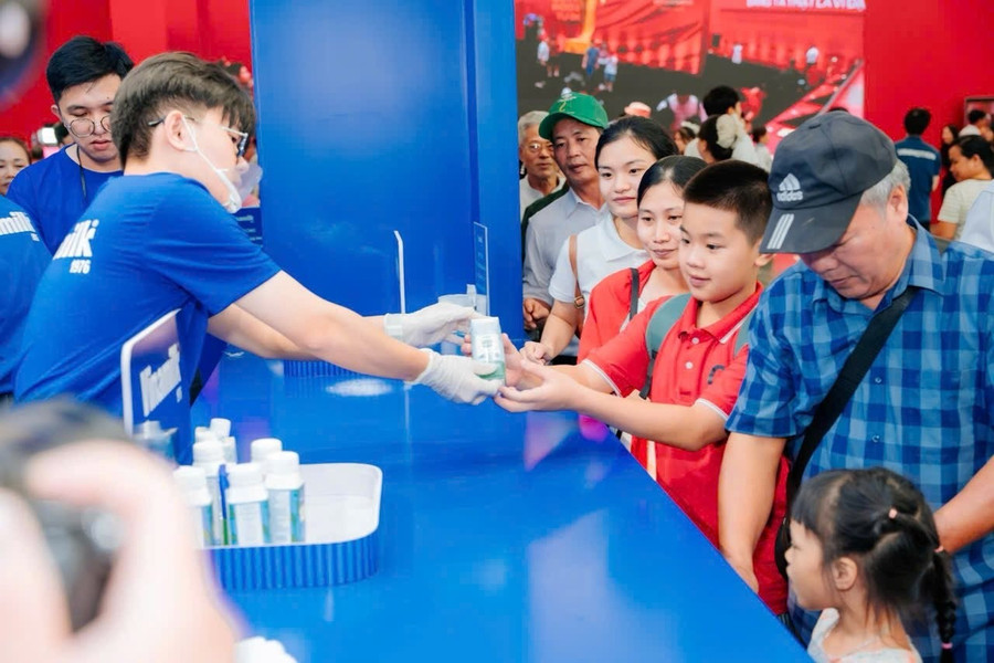 Nhiều em nhỏ thích mê khi được thưởng thức thêm các sản phẩm mới của hiệu sữa quen thuộc mà các em uống mỗi ngày.