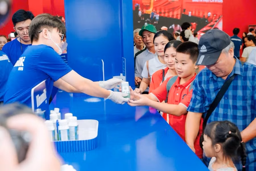 Nhiều em nhỏ thích mê khi được thưởng thức thêm các sản phẩm mới của hiệu sữa quen thuộc mà các em uống mỗi ngày.