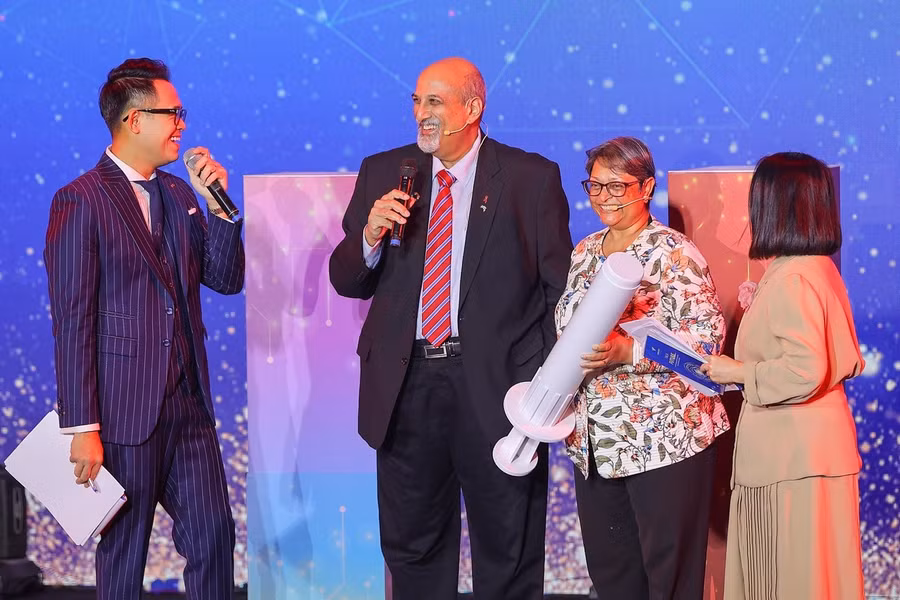 Giáo sư Salim Abdool Karim và Giáo sư Quarraisha Abdool Karim chia sẻ về công trình nghiên cứu giúp ngăn nguy cơ lây nhiễm HIV, giảm gánh nặng bệnh AIDS, trong sự kiện tại Trường Đại học VinUni vào đầu năm 2022. Ảnh: VFP.