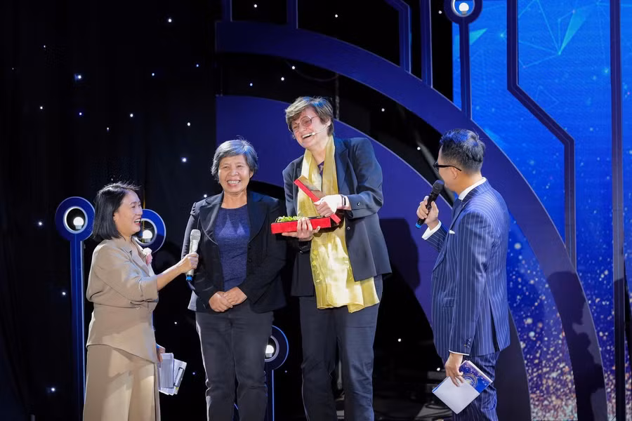 Đến Việt Nam vào đầu năm 2022, TS. Katalin Karikó hội ngộ người bạn Việt Nam cùng thời đại học tại Hungary trong sự kiện Giao lưu cùng Chủ nhân Giải thưởng VinFuture. Ảnh: VFP.